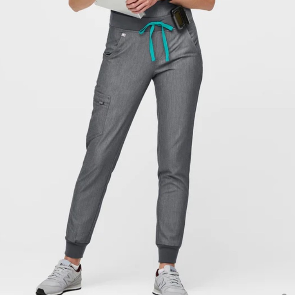 Medium Petite FIGS jogger scrub pants in graphite.